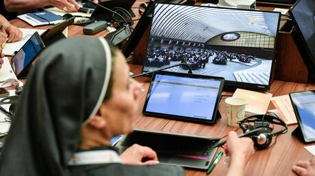 Ordensschwester vor einem Monitor und einem Tablet bei der Weltsynode / © Vatican Media/Romano Siciliani (KNA)