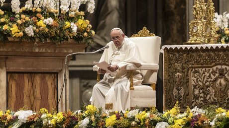 Papst Franziskus spricht während der Osternacht am 16. April 2022 im Petersdom im Vatikan. Foto: Cristian Gennari/Romano Siciliani/KNA / © Cristian Gennari (KNA)