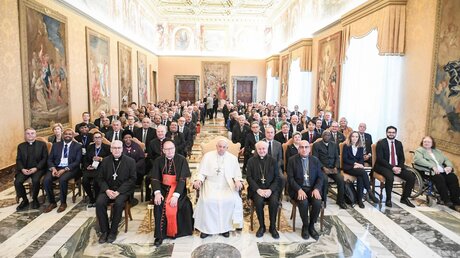 Papst Franziskus in einem Gruppenbild mit Mitgliedern der Päpstlichen Akademie für das Leben / © Vatican Media/Romano Siciliani (KNA)