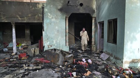  Eine wütende Menschenmenge hat in Pakistan Kirchen in Brand gesetzt.  / © K.M. Chaudary (dpa)