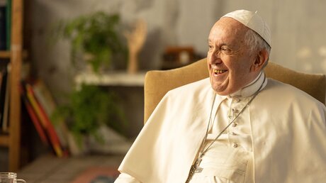 Papst Franziskus im Film "AMEN: Ein Gespräch mit dem Papst" / © Screenshot/Disney+