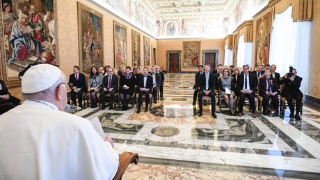 Papst Franziskus bei einem Treffen mit der Gesellschaft katholischer Publizistinnen und Publizisten aus Deutschland, am 4. Januar 2024 im Vatikan / © Vatican Media/Romano Siciliani/KNA (KNA)