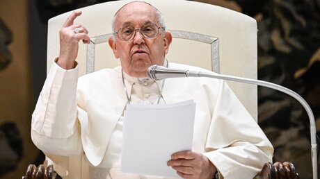 Papst Franziskus spricht mit erhobenem Zeigefinger während der Generalaudienz am 3. Januar 2024 im Vatikan / © Vatican Media/Romano Siciliani/KNA (KNA)