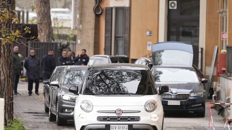 Der Wagen mit Papst Franziskus verlässt das Gemelli-Krankenhaus der Tiber-Insel in Rom.  / ©  Andrew Medichini (dpa)
