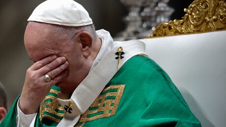 Papst Franziskus im Gebet während der Messe anlässlich des Welttags der Armen / © Stefano Spaziani (KNA)