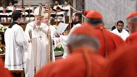 Papst Franziskus während des Konsistoriums am 27. August 2022 im Vatikan / © Vatican Media/Romano Siciliani (KNA)