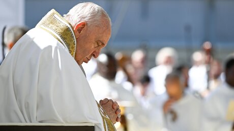 Papst Franziskus betet mit geschlossenen Augen / © Vatican Media/Romano Siciliani (KNA)