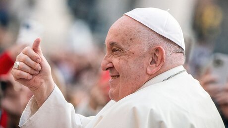 Papst Franziskus lacht und macht ein Daumen-hoch-Zeichen bei der Generalaudienz am 15. November 2023 im Vatikan / © Alessia Giuliani (KNA)