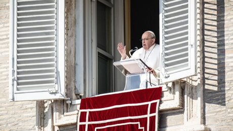 Papst Franziskus am Fenster des Apostolischen Palastes / © Vatican Media/Romano Siciliani (KNA)