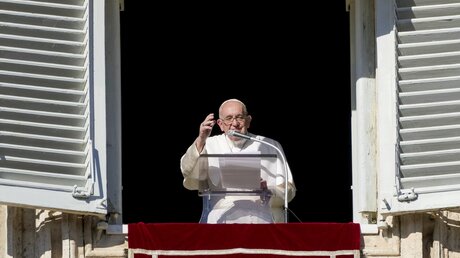 Papst beim Angelus-Mittagsgebet  / © Andrew Medichini/AP (dpa)