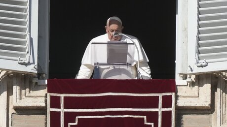 Papst Franziskus spricht das Angelus-Mittagsgebet  / © Gregorio Borgia/AP/ (dpa)