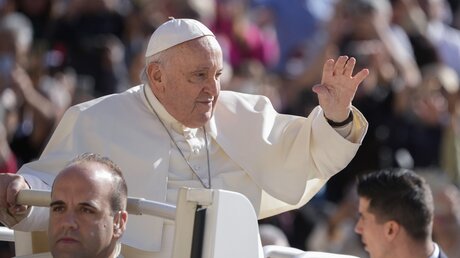 Papst Franziskus winkt auf dem Petersplatz im Vatikan / © Andrew Medichini (dpa)