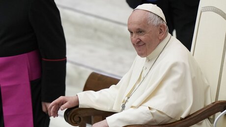 Papst Franziskus ruft Christen dazu auf, Friedensstifter zu sein / © Andrew Medichini (dpa)