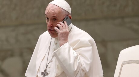 Papst Franziskus telefoniert / © Riccardo De Luca (dpa)