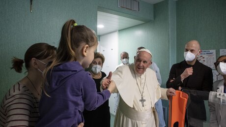 Papst Franziskus besucht Kinder, die aus der Ukraine geflüchtet sind im Kinderkrankenhaus Bambino Gesù. / © Vatican Media (dpa)