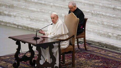 Papst Franziskus spricht / © Alessandra Tarantino (dpa)