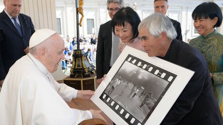 Papst Franziskus mit Kim Phuc und Nick Ut / © Vatican Media (KNA)