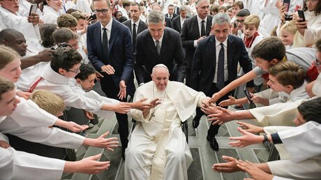 Papst Franziskus mit Ministranten aus Frankreich / © Vatican Media/Romano Siciliani (KNA)