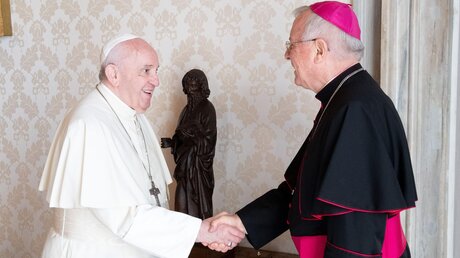 Papst Franziskus empfängt Paul Hinder im September 2020 im Vatikan.  / © Romano Siciliani (KNA)