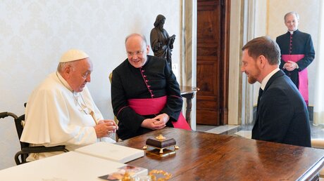Papst Franziskus empfängt Michael Kretschmer (r.), Ministerpräsident von Sachsen im Vatikan / © Vatican Media/Romano Siciliani (KNA)