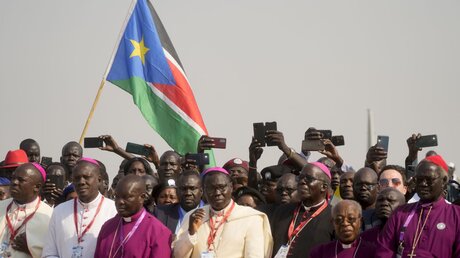 Papst-Reise in den Südsudan: Menschen warten auf die Ankunft von Papst Franziskus / © Gregorio Borgia/AP (dpa)