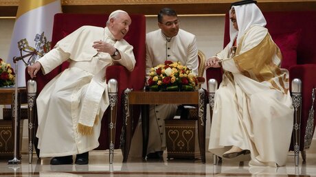 Papst Franziskus (l) spricht mit dem bahrainischen König Hamad bin Isa Al Khalifa nach seiner Ankunft auf dem Luftwaffenstützpunkt Sakhir.  / © Alessandra Tarantino/AP (dpa)