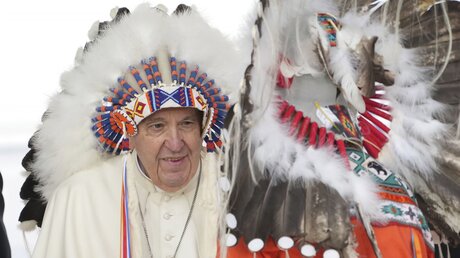 Papst Franziskus trägt einen indigenen Kopfschmuck / © Nathan Denette (dpa)