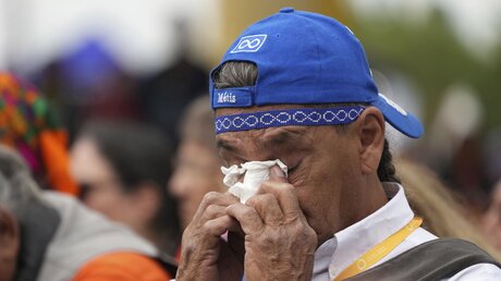 Ein indigener Mann wischt sich die Tränen weg, nachdem Papst Franziskus sich bei den indigenen Völkern entschuldigt hat. / © Nathan Denette (dpa)