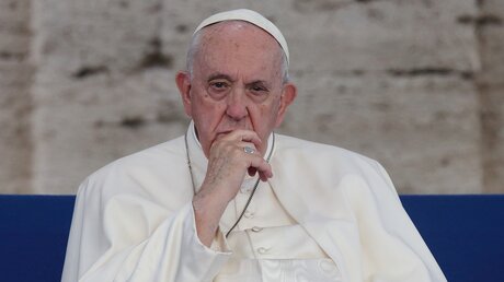 Ein nachdenklicher Papst Franziskus im Oktober 2022 (dpa)