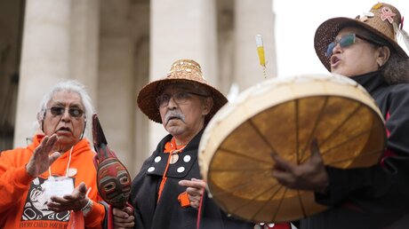 Mitglieder der Assembly of First Nations singen ein traditionelles Lied vor dem Petersplatz / © Andrew Medichini (dpa)