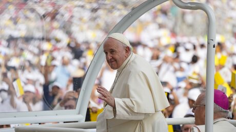 Papst Franziskus kommt zur Feier der Messe im Nationalstadion von Bahrain in Riffa / © Alessandra Tarantino/AP (dpa)