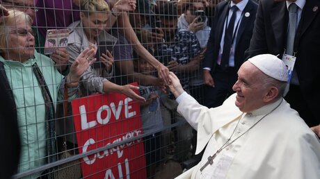 Papst Franziskus begrüßt Menschen nach einem Gottesdienst in Edmonton / © Nathan Denette (dpa)