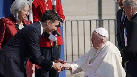 Justin Trudeau, kanadische Premierminister, und die Generalgouverneurin Mary Simon begrüßen Papst Franziskus / © John Locher/AP (dpa)