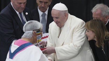 Papst Franziskus (M) begrüßt Indigene nach seiner Ankunft in Iqaluit während seines Besuchs in Kanada / © Nathan Denette (dpa)