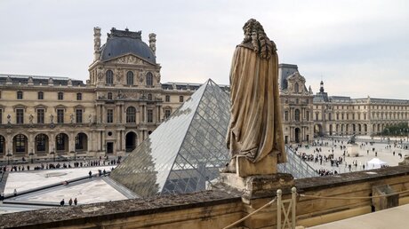 Blick in den Innenhof des Louvre-Palast mit der gläsernen Pyramide / © Jan Woitas (dpa)
