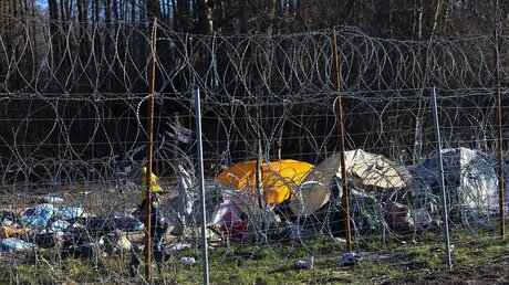 Reste eines Zeltlagers von Migranten auf der belarussischem Seite der Grenze zu Polen / © Doris Heimann (dpa)