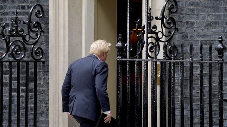  Boris Johnson geht zurück in die Downing Street 10, nachdem er eine Erklärung vorgetragen hatte, in der er offiziell seinen Rücktritt als Vorsitzender der Konservativen Partei erklärt hat. / © Gareth Fuller/PA Wire (dpa)