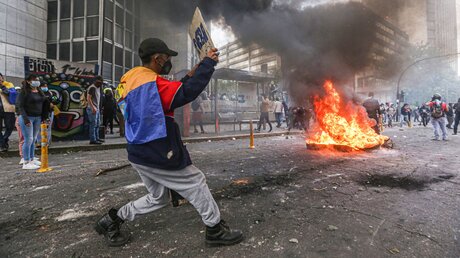 Ecuador, Quito: Während einer Demonstration brennt eine Barrikade aus Reifen auf der Straße / © Juan Diego Montenegro (dpa)