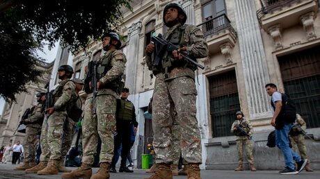 Peru, Lima: Bewaffnete Soldaten stehen im Zentrum der peruanischen Hauptstadt vor einem Gebäude / © Lucas Aguayo Araos (dpa)