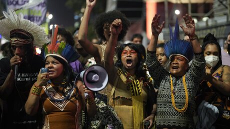 Indigene Guarani und Menschenrechtsaktivisten nehmen an einem Protest teil / © Andre Penner/AP (dpa)