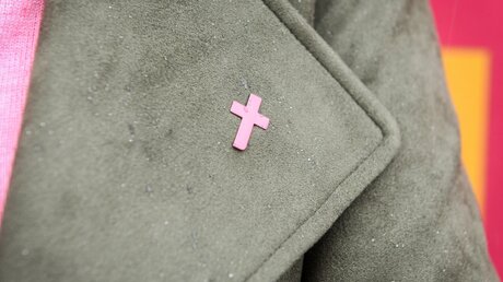Purpurkreuz, Symbol für eine geschlechtergerechte Kirche der Katholischen Frauengemeinschaft Deutschlands (kfd) / © Julia Steinbrecht (KNA)