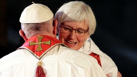 Antje Jackelén umarmt Papst Franziskus bei einem Treffen in Lund (Archiv) (Reuters)