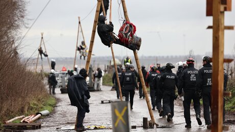 Klimaaktivisten hängen in sogenannten Tripods im besetzten Braunkohleort Lützerath / © Rolf Vennenbernd (dpa)