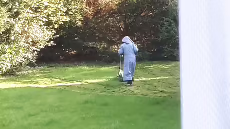 M&uuml;hsames Rasenm&auml;hen / &copy; Sr. Emmanuea Kohlhaas (privat)