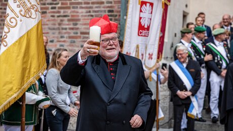 Reinhard Kardinal Marx hebt gut gelaunt sein Bierglas bei der Feier seines 70. Geburtstags  / © Robert Kiderle (KNA)
