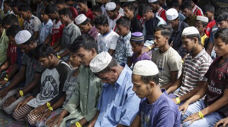 Neu angekommene ethnische Rohingya-Männer, die zu einer Gruppe gehören, der einige Male von Anwohnern die Landung verweigert wurde, verrichten ein Mittagsgebet in einer provisorischen Unterkunft in Bireun in der Provinz Aceh / © Rafka Zaidan (dpa)