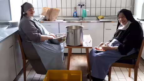 Schwestern sch&auml;len &Auml;pfel / &copy; Sr. Emmanuela (privat)