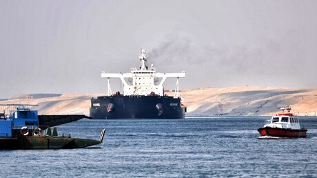 Schiffe fahren durch den Suezkanal. Die Huthi-Rebellen im Jemen attackieren Schiffe im Roten Meer, um sie an einer Durchfahrt in Richtung Israel zu hindern. / © Sayed Hassan (KNA)