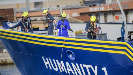 Archivfoto des Seenotrettungsschiffs "Humanity 1" der deutschen NGOs "United 4 Rescue" und "SOS Humanity" am Pier 56 im Hafen von Livorno. / © Marcello Valeri/ZUMA Press Wire/ (dpa)