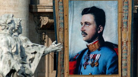 Portrait von Kaiser Karl I. bei dessen Seligsprechung
 / © Wolfgang Radtke (KNA)